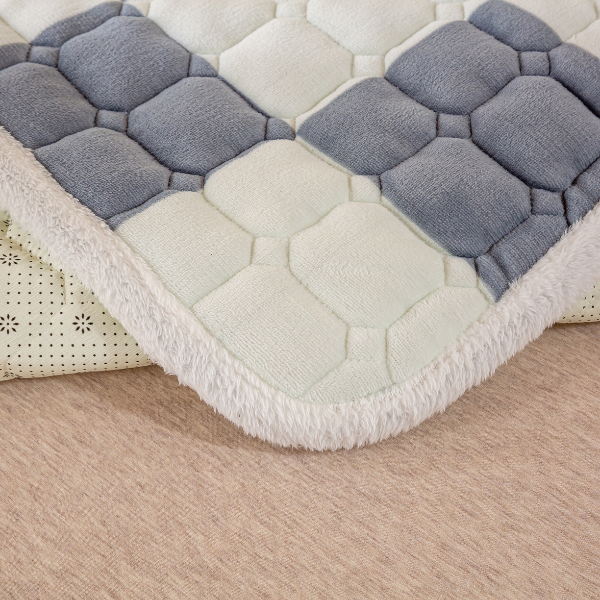 91家纺网 家纺一手货源 找家纺 眠势力 2025新款牛奶绒学生床宿舍床垫夹棉加厚床褥子秋冬季保暖床护垫 棋盘格