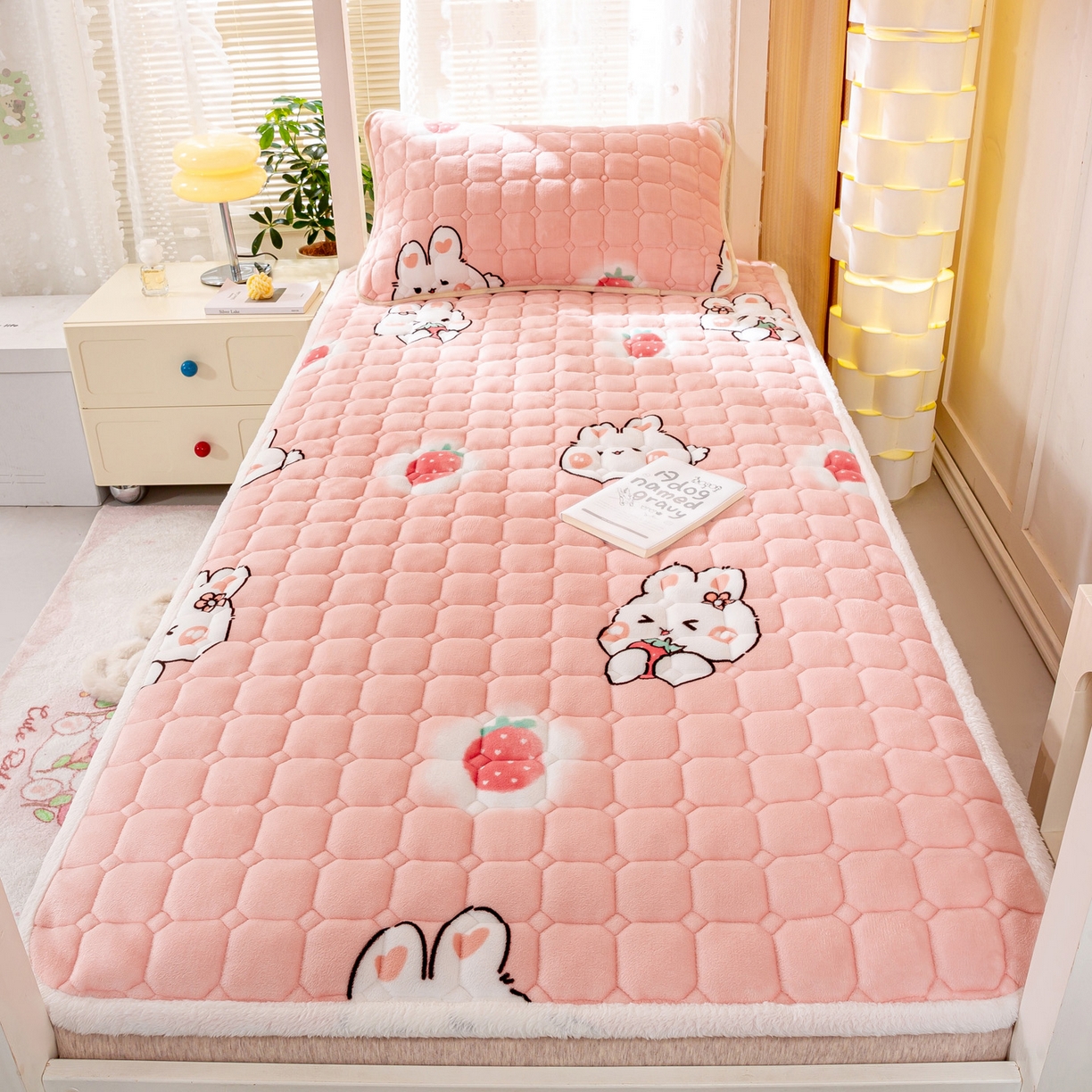 91家纺网 家纺一手货源 找家纺 眠势力 2025新款牛奶绒学生床宿舍床垫夹棉加厚床褥子秋冬季保暖床护垫 草莓兔