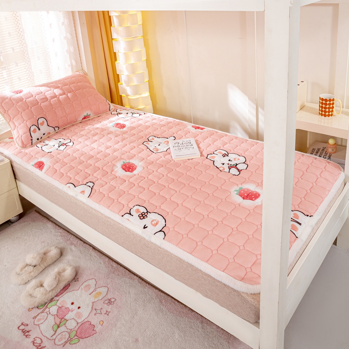 91家纺网 家纺一手货源 找家纺 眠势力 2025新款牛奶绒学生床宿舍床垫夹棉加厚床褥子秋冬季保暖床护垫 草莓兔