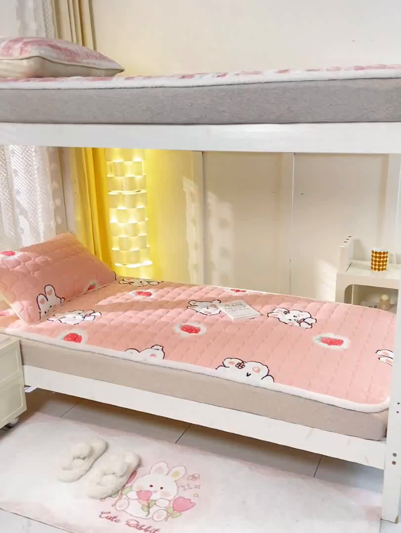 91家纺网 家纺一手货源 找家纺 眠势力 2025新款牛奶绒学生床宿舍床垫夹棉加厚床褥子秋冬季保暖床护垫 草莓兔
