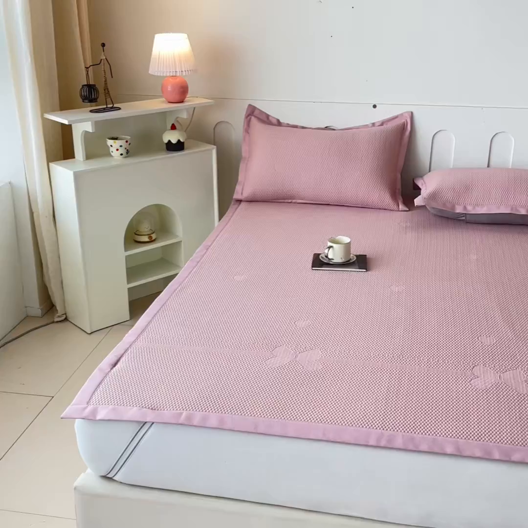 91家纺网 家纺一手货源 找家纺 缦吉 2025款中分子冰豆豆凉席席子-几何蝶 几何蝶-粉色