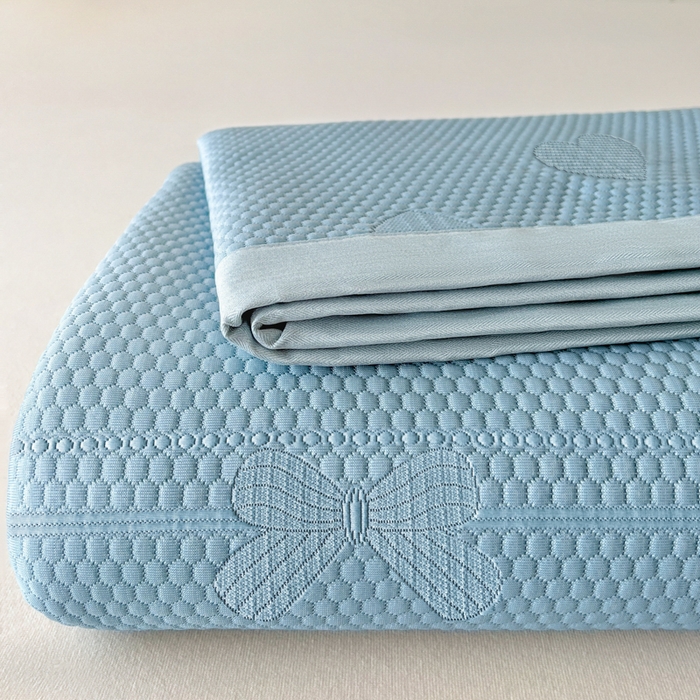 91家纺网 家纺一手货源 找家纺 缦吉 2025款中分子冰豆豆凉席席子-几何蝶 几何蝶-蓝色