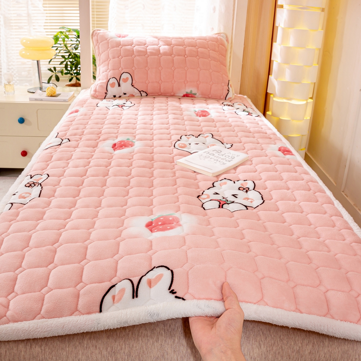 91家纺网 家纺一手货源 找家纺 眠势力 2025新款牛奶绒学生床宿舍床垫夹棉加厚床褥子秋冬季保暖床护垫 草莓兔