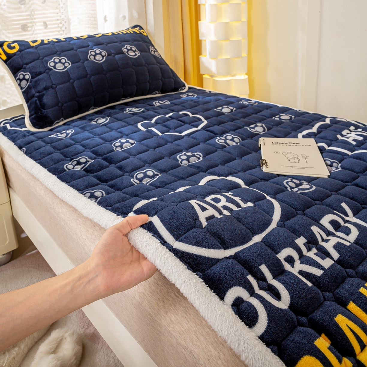 91家纺网 家纺一手货源 找家纺 眠势力 2025新款牛奶绒学生床宿舍床垫夹棉加厚床褥子秋冬季保暖床护垫 潮小熊