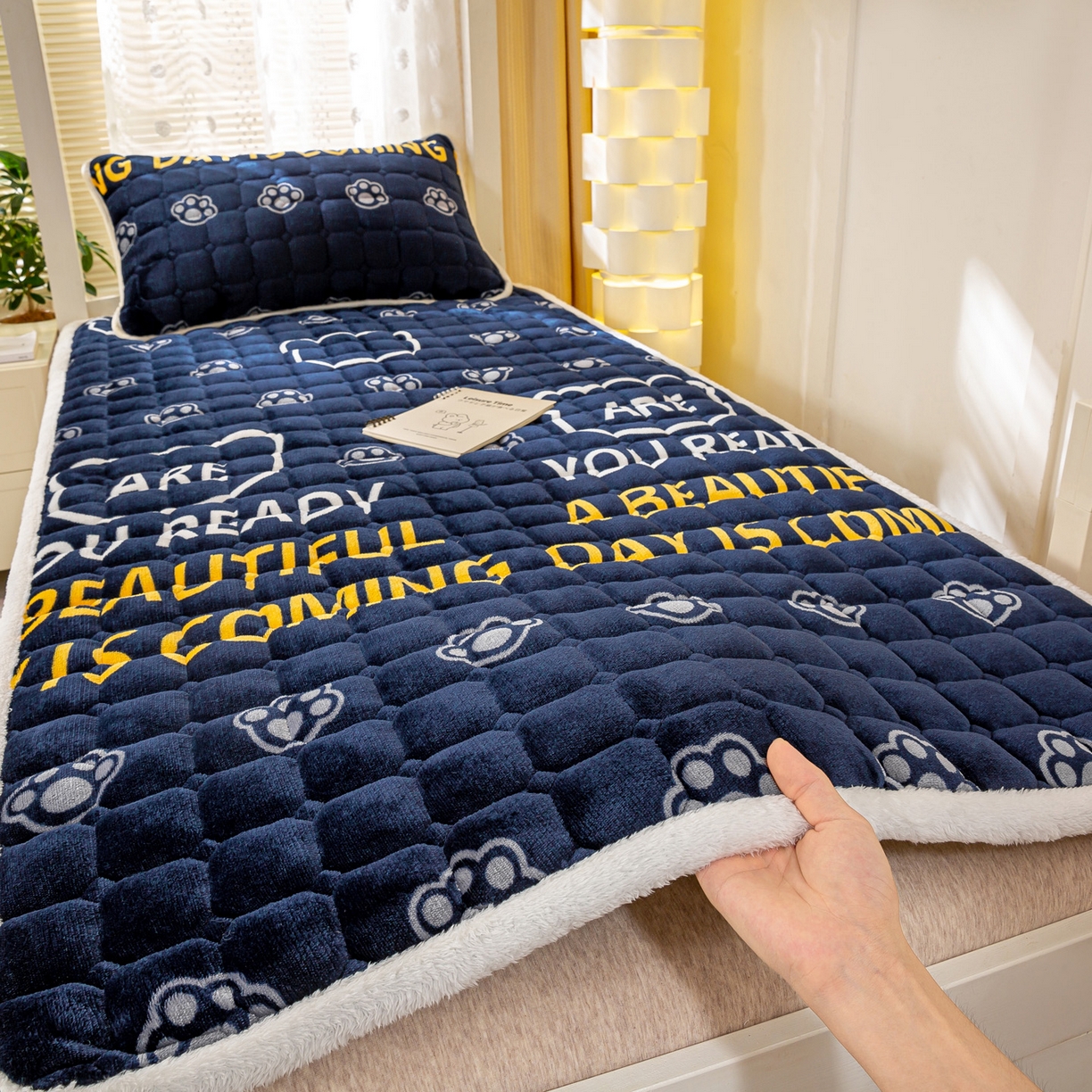 91家纺网 家纺一手货源 找家纺 眠势力 2025新款牛奶绒学生床宿舍床垫夹棉加厚床褥子秋冬季保暖床护垫 潮小熊