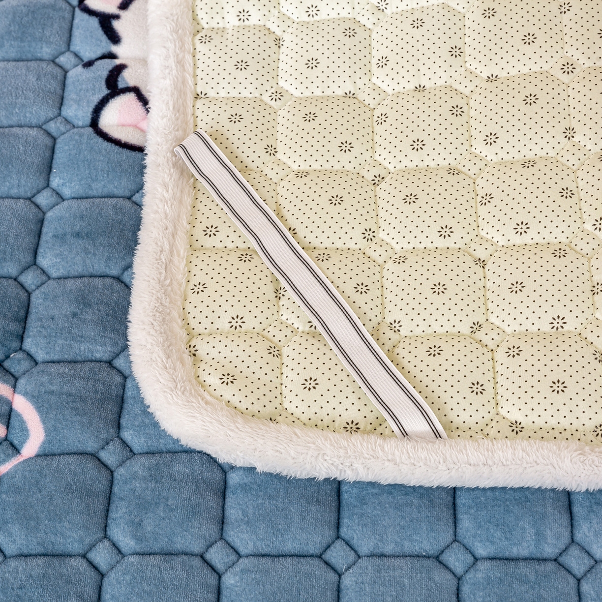 91家纺网 家纺一手货源 找家纺 眠势力 2025新款牛奶绒学生床宿舍床垫夹棉加厚床褥子秋冬季保暖床护垫 蓝色熊头