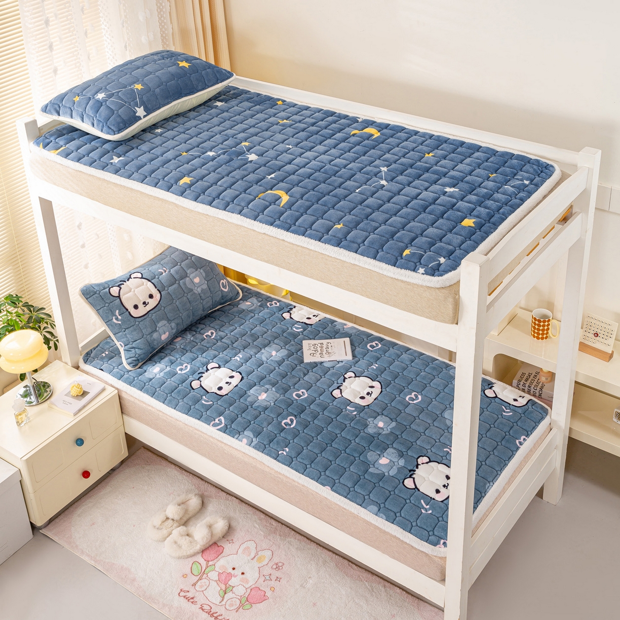 91家纺网 家纺一手货源 找家纺 眠势力 2025新款牛奶绒学生床宿舍床垫夹棉加厚床褥子秋冬季保暖床护垫 蓝色熊头