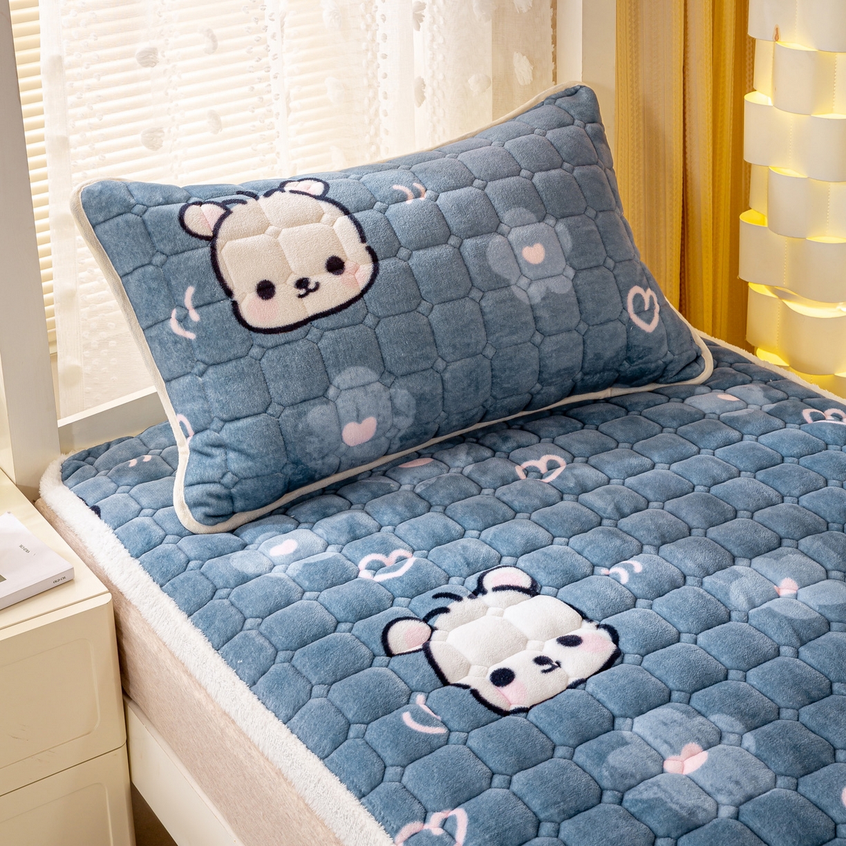 91家纺网 家纺一手货源 找家纺 眠势力 2025新款牛奶绒学生床宿舍床垫夹棉加厚床褥子秋冬季保暖床护垫 蓝色熊头