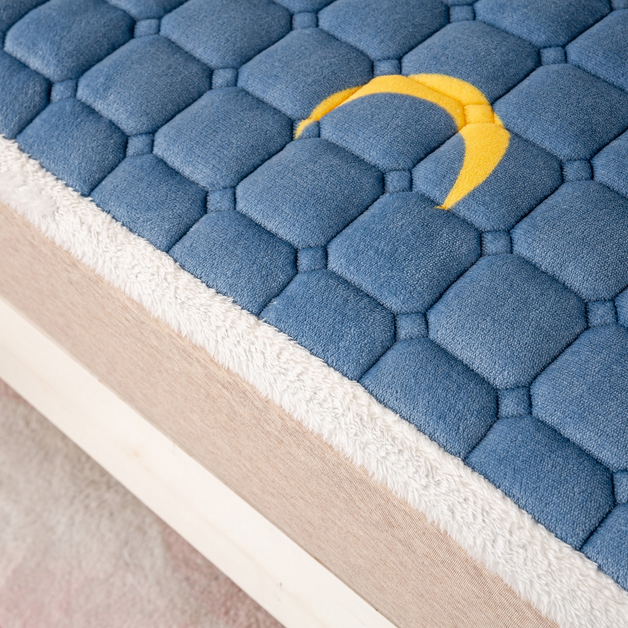 91家纺网 家纺一手货源 找家纺 眠势力 2025新款牛奶绒学生床宿舍床垫夹棉加厚床褥子秋冬季保暖床护垫 星月