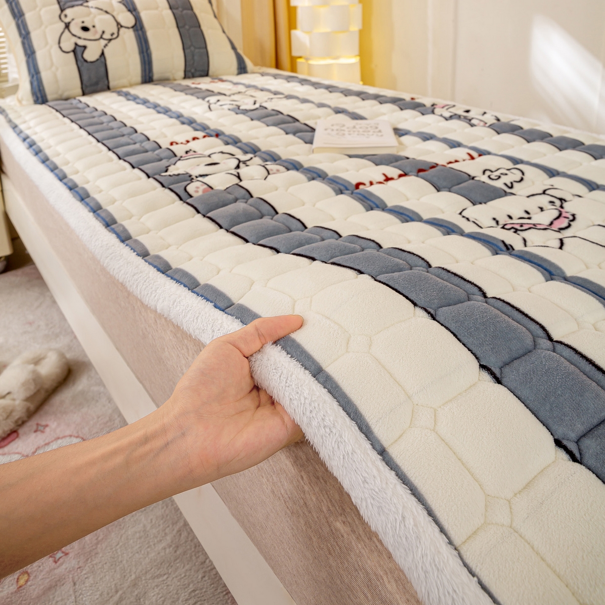 91家纺网 家纺一手货源 找家纺 眠势力 2025新款牛奶绒学生床宿舍床垫夹棉加厚床褥子秋冬季保暖床护垫 条纹小狗