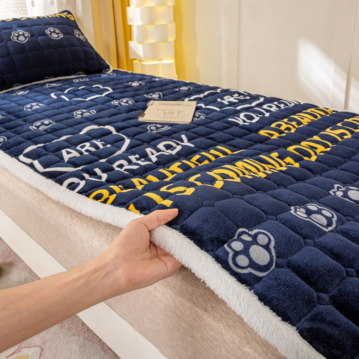 91家纺网 家纺一手货源 找家纺 眠势力 2025新款牛奶绒学生床宿舍床垫夹棉加厚床褥子秋冬季保暖床护垫 潮小熊