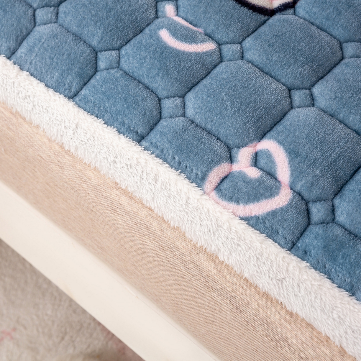 91家纺网 家纺一手货源 找家纺 眠势力 2025新款牛奶绒学生床宿舍床垫夹棉加厚床褥子秋冬季保暖床护垫 蓝色熊头