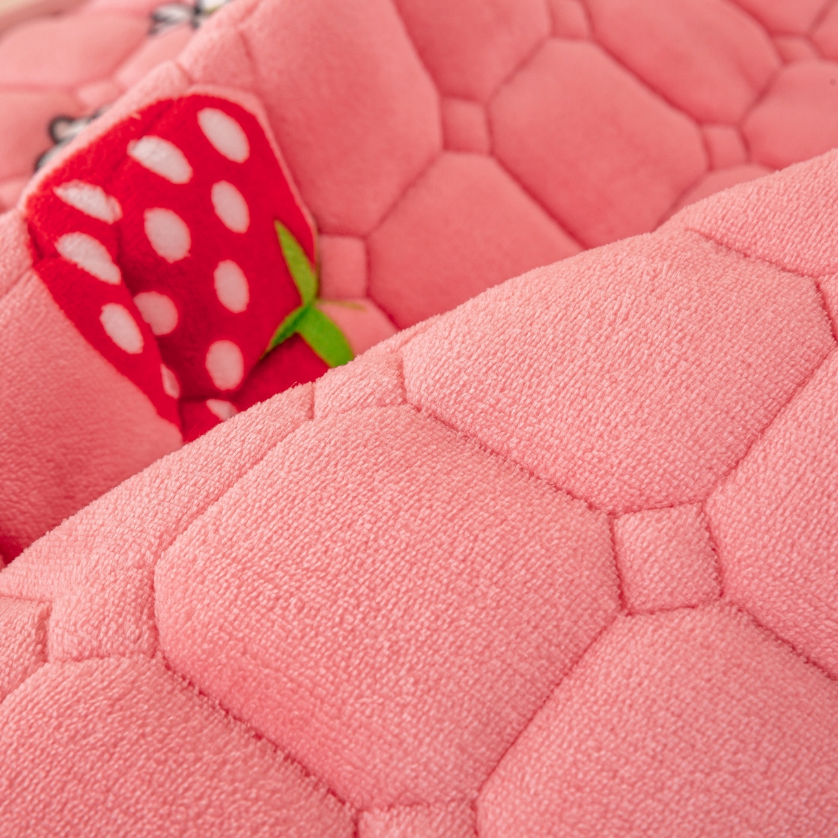 91家纺网 家纺一手货源 找家纺 眠势力 2025新款牛奶绒学生床宿舍床垫夹棉加厚床褥子秋冬季保暖床护垫 甜心草莓