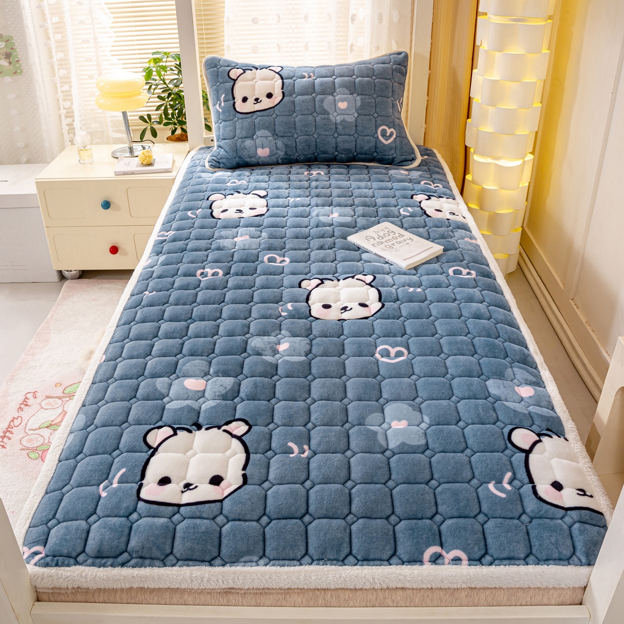 91家纺网 家纺一手货源 找家纺 眠势力 2025新款牛奶绒学生床宿舍床垫夹棉加厚床褥子秋冬季保暖床护垫 蓝色熊头