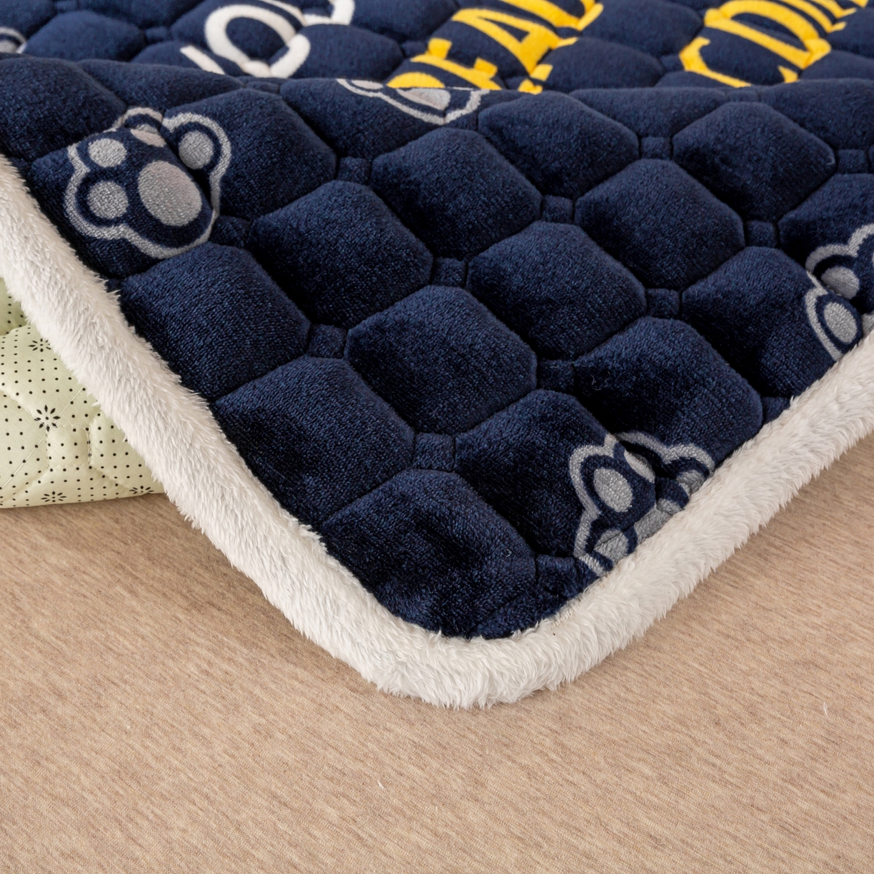 91家纺网 家纺一手货源 找家纺 眠势力 2025新款牛奶绒学生床宿舍床垫夹棉加厚床褥子秋冬季保暖床护垫 潮小熊