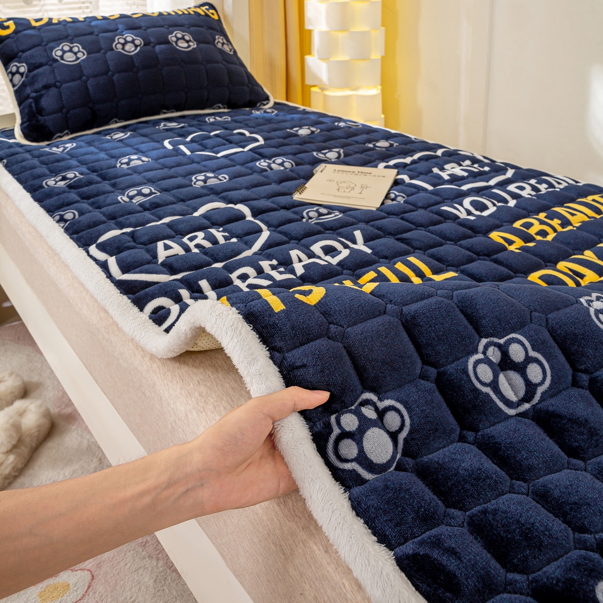 91家纺网 家纺一手货源 找家纺 眠势力 2025新款牛奶绒学生床宿舍床垫夹棉加厚床褥子秋冬季保暖床护垫 潮小熊