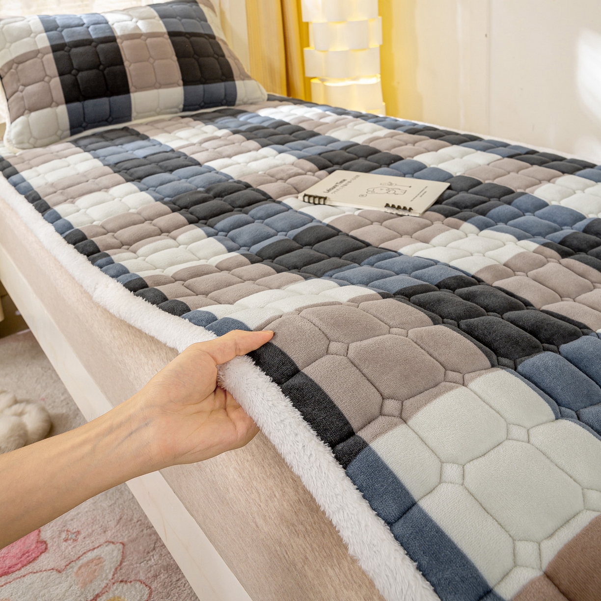 91家纺网 家纺一手货源 找家纺 眠势力 2025新款牛奶绒学生床宿舍床垫夹棉加厚床褥子秋冬季保暖床护垫 蓝大格