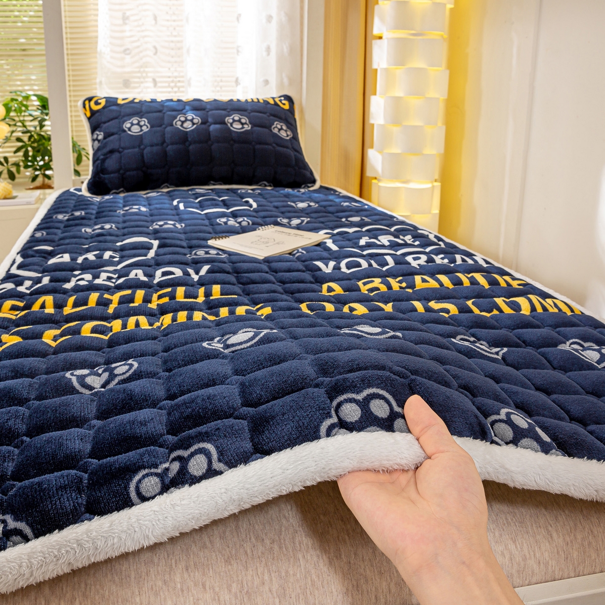 91家纺网 家纺一手货源 找家纺 眠势力 2025新款牛奶绒学生床宿舍床垫夹棉加厚床褥子秋冬季保暖床护垫 潮小熊