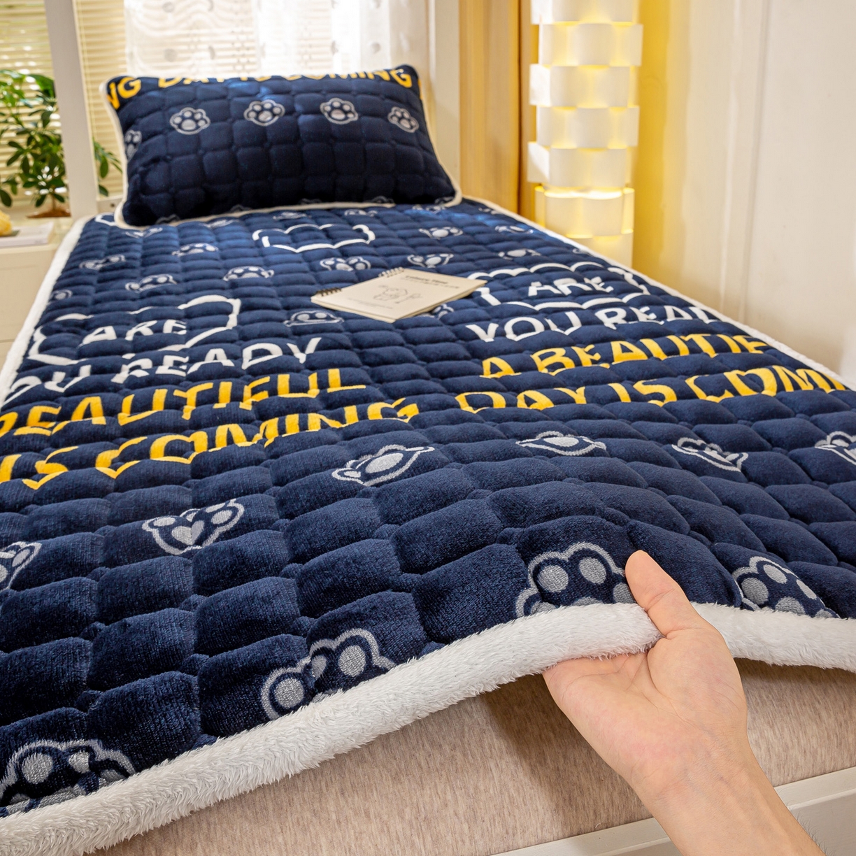 91家纺网 家纺一手货源 找家纺 眠势力 2025新款牛奶绒学生床宿舍床垫夹棉加厚床褥子秋冬季保暖床护垫 潮小熊