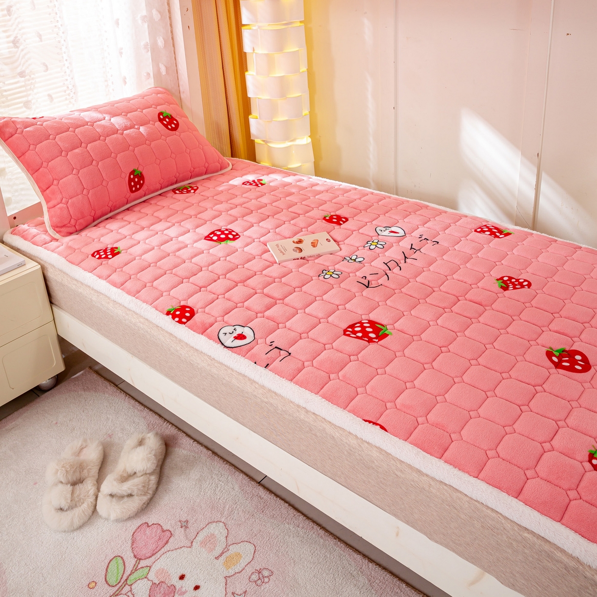 91家纺网 家纺一手货源 找家纺 眠势力 2025新款牛奶绒学生床宿舍床垫夹棉加厚床褥子秋冬季保暖床护垫 甜心草莓