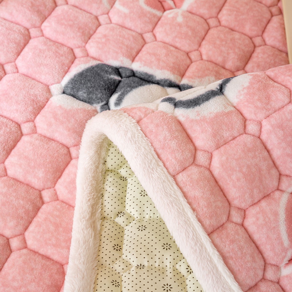 91家纺网 家纺一手货源 找家纺 眠势力 2025新款牛奶绒学生床宿舍床垫夹棉加厚床褥子秋冬季保暖床护垫 音符小熊