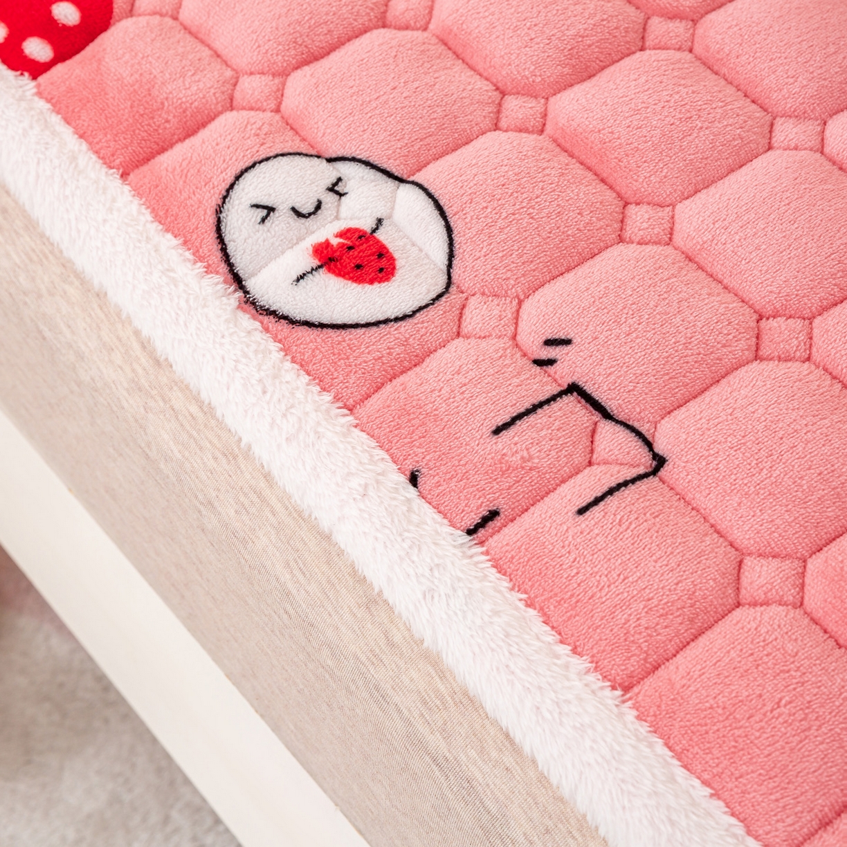 91家纺网 家纺一手货源 找家纺 眠势力 2025新款牛奶绒学生床宿舍床垫夹棉加厚床褥子秋冬季保暖床护垫 甜心草莓