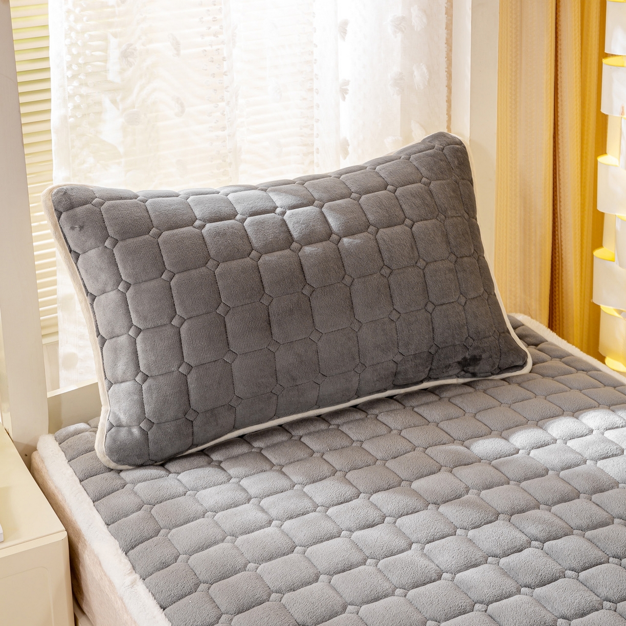 91家纺网 家纺一手货源 找家纺 眠势力 2025新款牛奶绒学生床宿舍床垫夹棉加厚床褥子秋冬季保暖床护垫 高冷灰