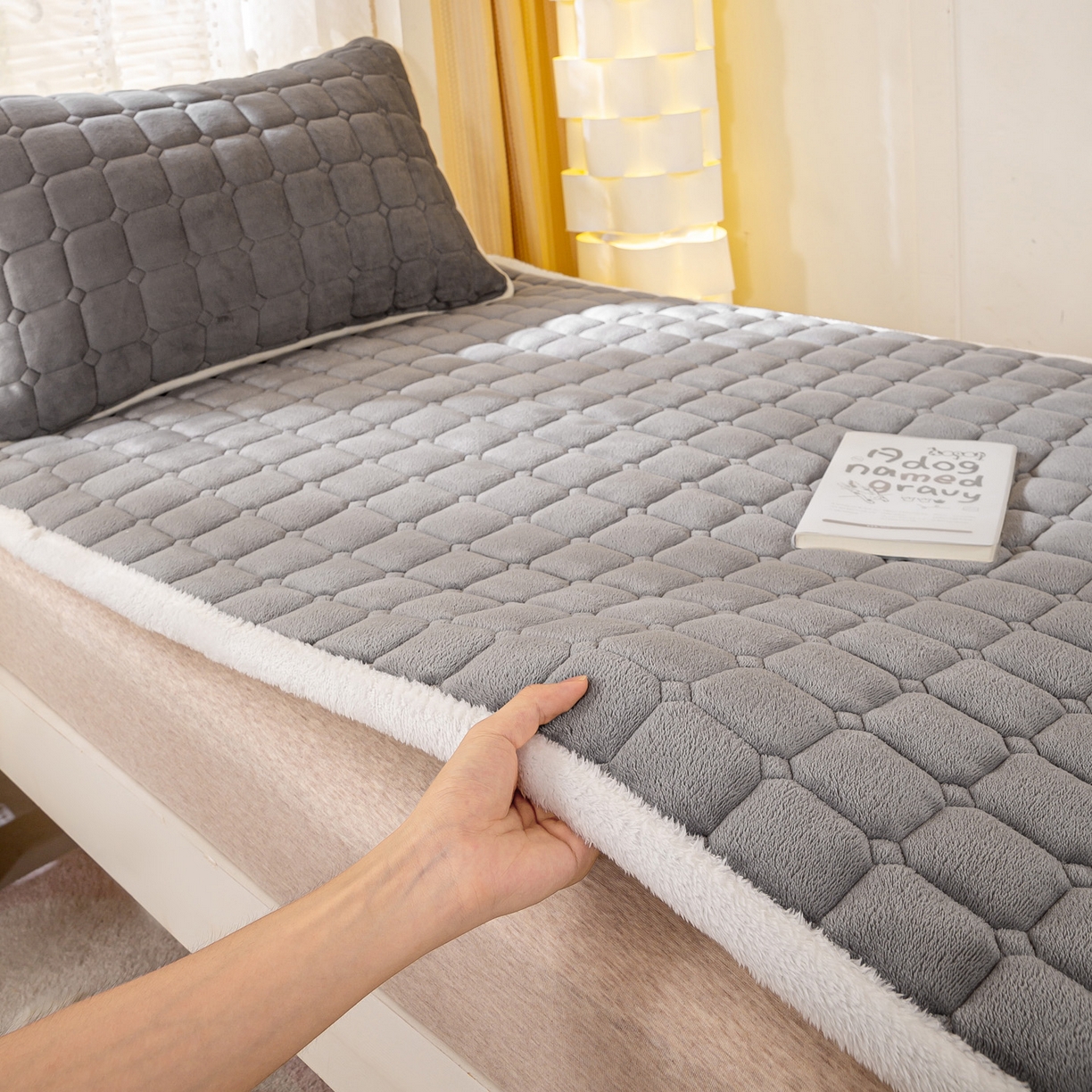 91家纺网 家纺一手货源 找家纺 眠势力 2025新款牛奶绒学生床宿舍床垫夹棉加厚床褥子秋冬季保暖床护垫 高冷灰