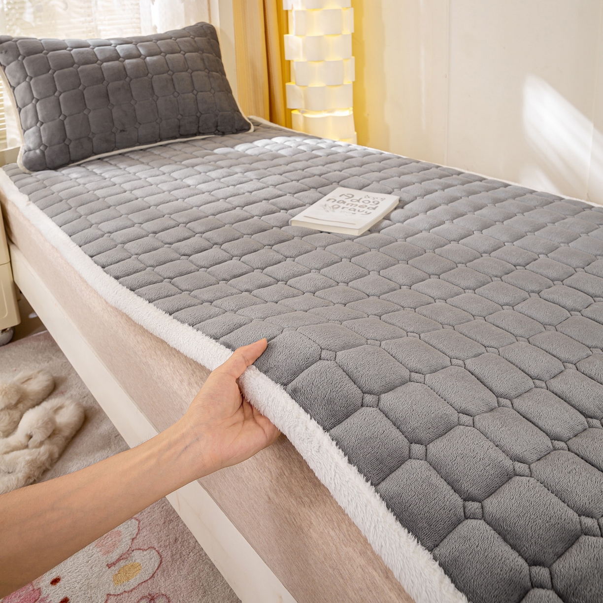 91家纺网 家纺一手货源 找家纺 眠势力 2025新款牛奶绒学生床宿舍床垫夹棉加厚床褥子秋冬季保暖床护垫 高冷灰