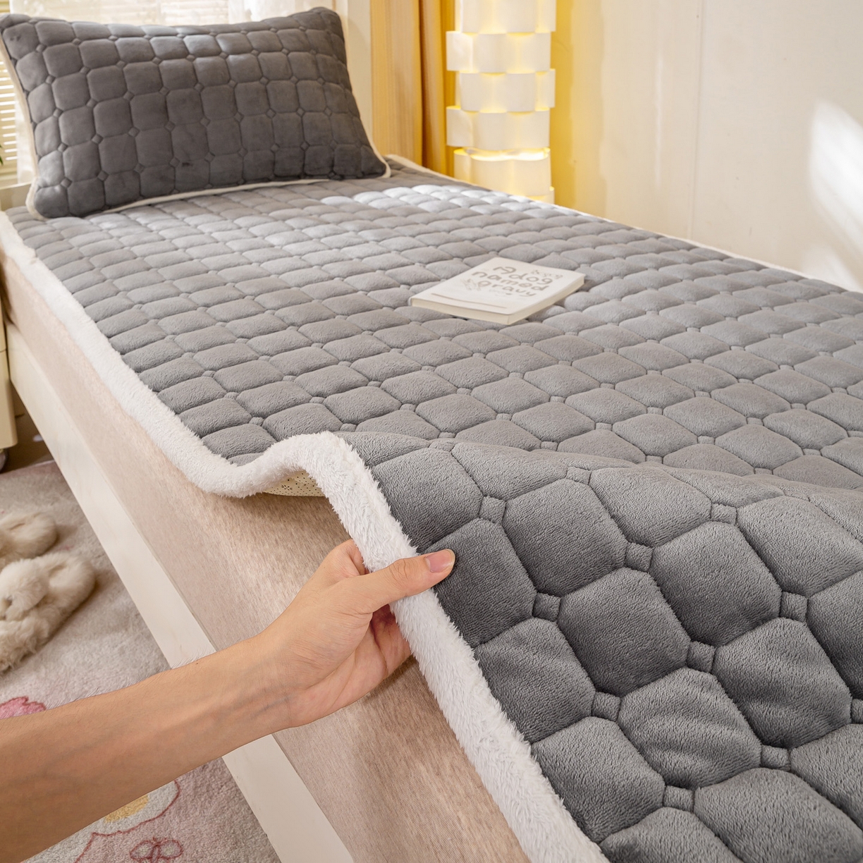 91家纺网 家纺一手货源 找家纺 眠势力 2025新款牛奶绒学生床宿舍床垫夹棉加厚床褥子秋冬季保暖床护垫 高冷灰