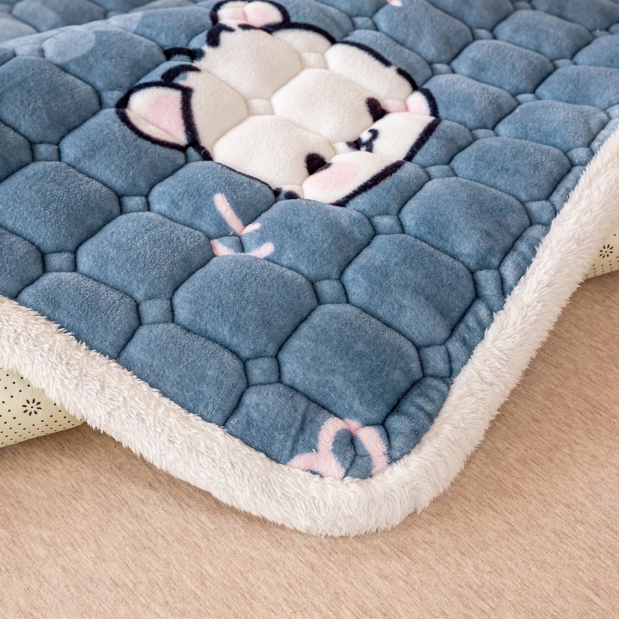 91家纺网 家纺一手货源 找家纺 眠势力 2025新款牛奶绒学生床宿舍床垫夹棉加厚床褥子秋冬季保暖床护垫 蓝色熊头