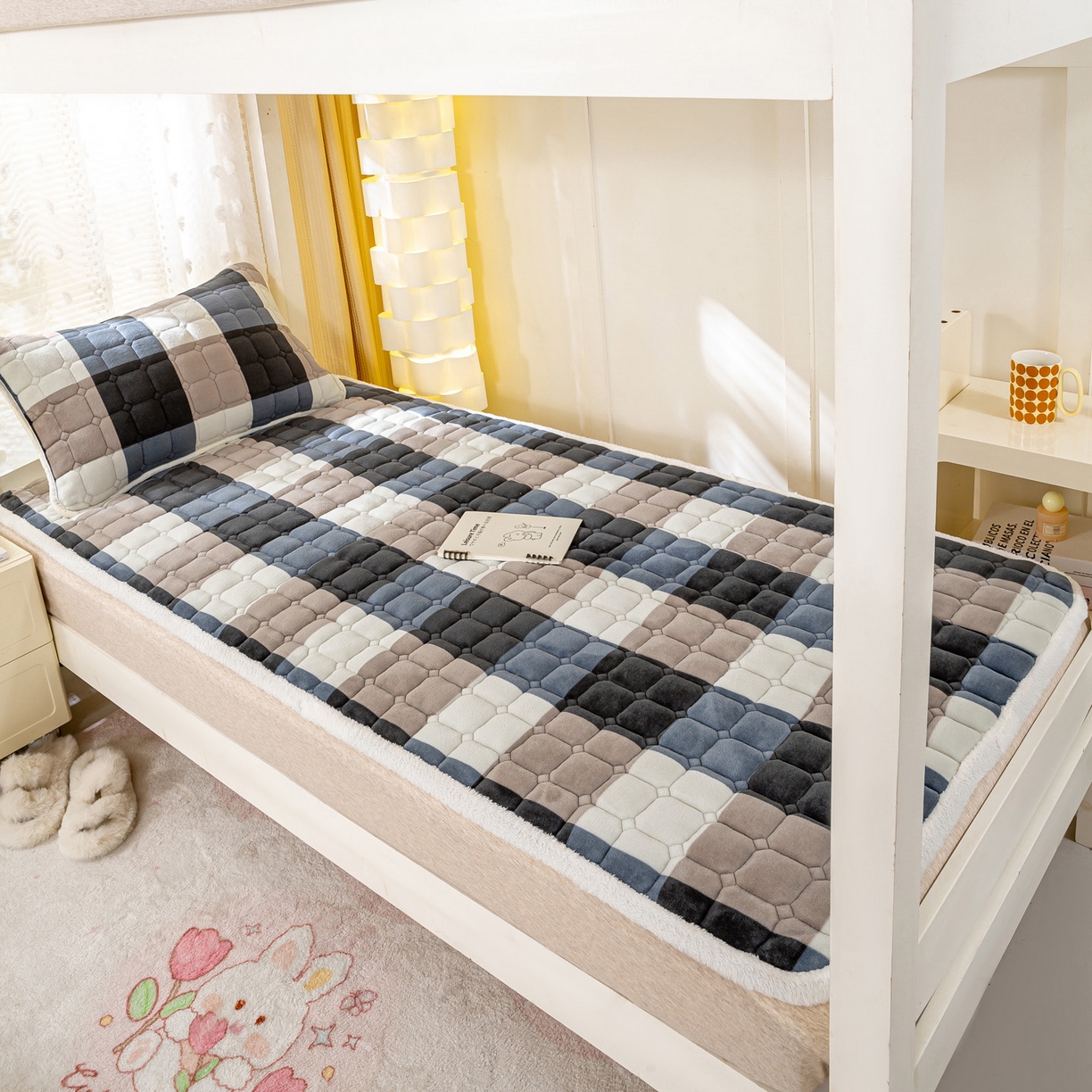 91家纺网 家纺一手货源 找家纺 眠势力 2025新款牛奶绒学生床宿舍床垫夹棉加厚床褥子秋冬季保暖床护垫 蓝大格