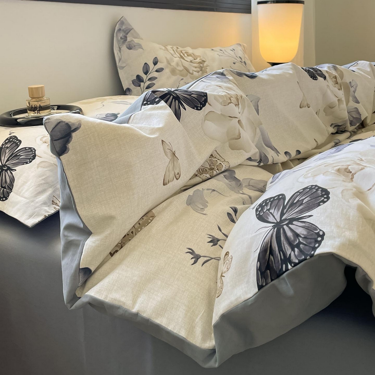 91家纺网 家纺一手货源 找家纺 涵宸家纺 2025新款加厚全棉磨毛印花四件套--罗马系列 场景二 F蝶恋花