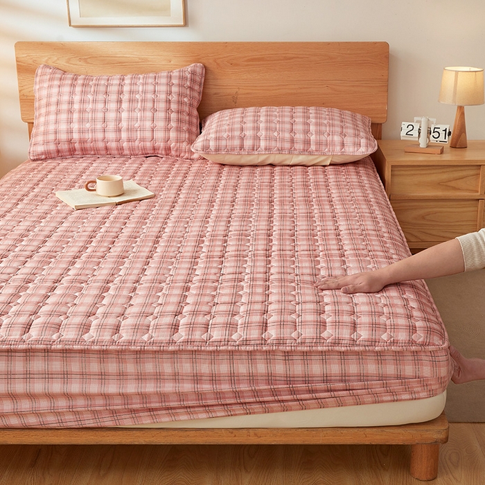 91家纺网 家纺一手货源 找家纺 缦吉 2025款A类水洗棉夹棉新疆棉花格子床笠 清新格 粉