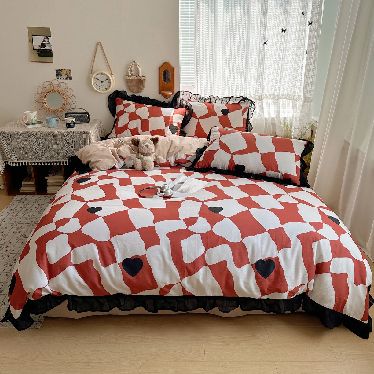 91家纺网 家纺一手货源 找家纺 雅居纺家纺 2025新款全棉纯棉赫本风磨毛蕾丝花边四件套-风格一 宝格丽-红