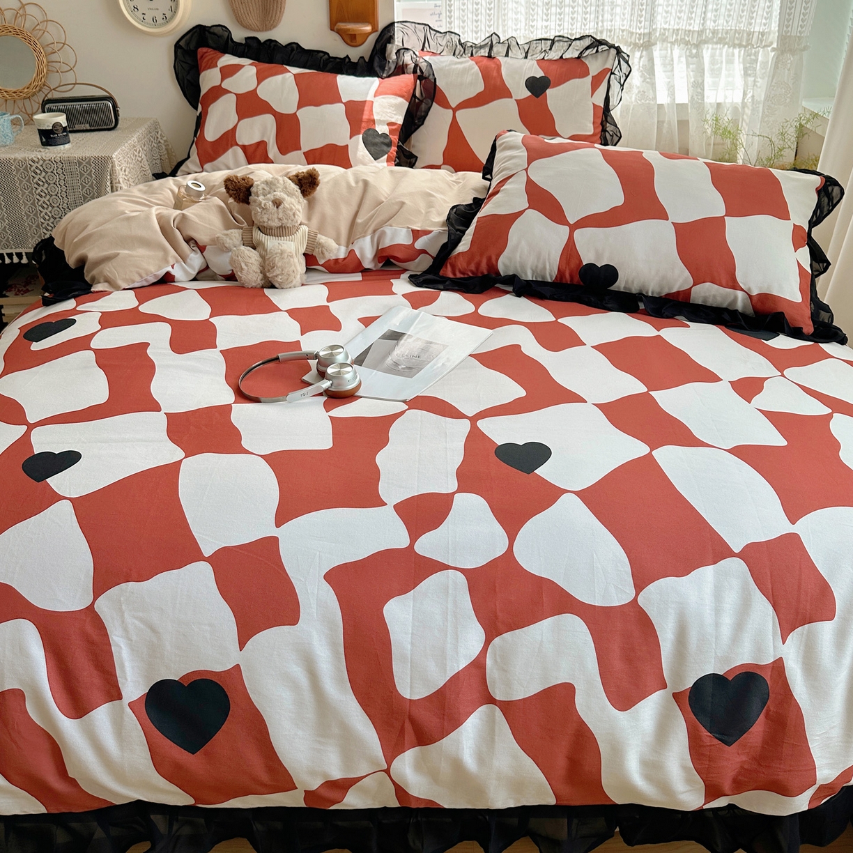 91家纺网 家纺一手货源 找家纺 雅居纺家纺 2025新款全棉纯棉赫本风磨毛蕾丝花边四件套-风格一 宝格丽-红