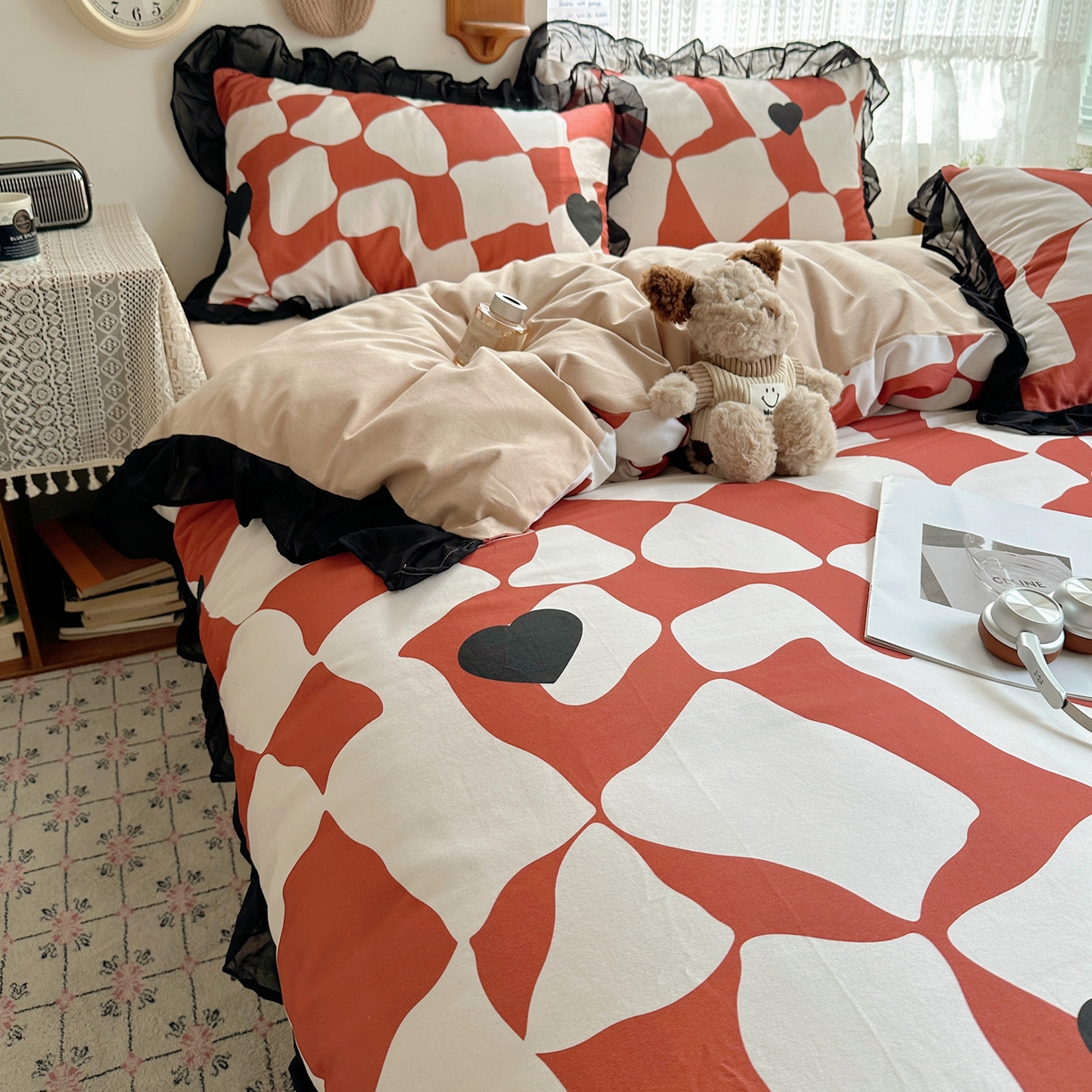 91家纺网 家纺一手货源 找家纺 雅居纺家纺 2025新款全棉纯棉赫本风磨毛蕾丝花边四件套-风格一 宝格丽-红