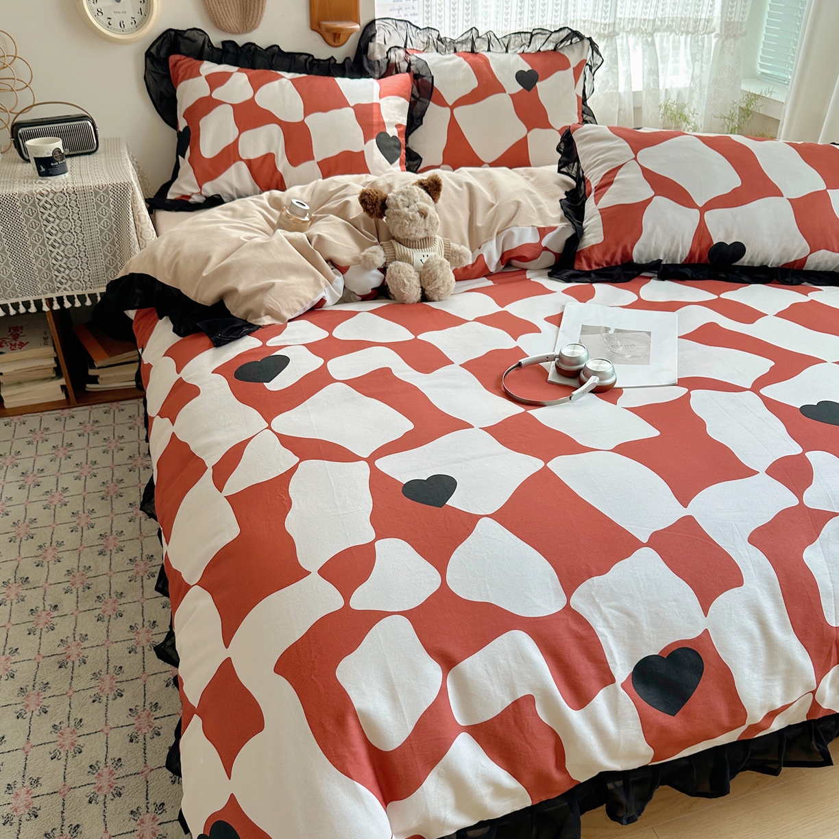 91家纺网 家纺一手货源 找家纺 雅居纺家纺 2025新款全棉纯棉赫本风磨毛蕾丝花边四件套-风格一 宝格丽-红