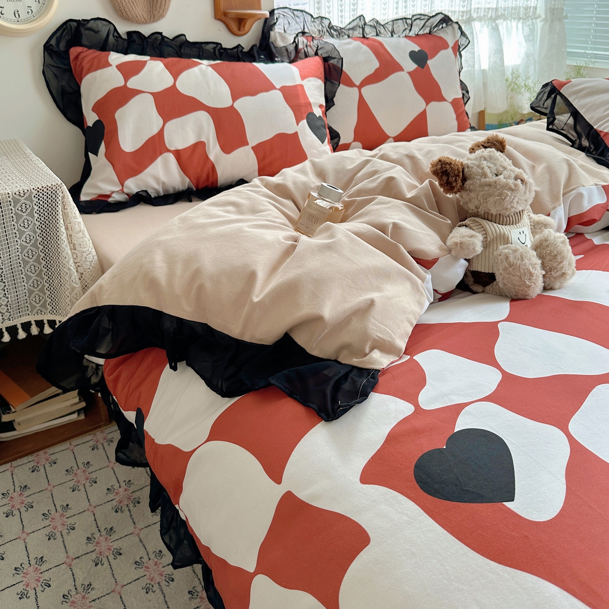 91家纺网 家纺一手货源 找家纺 雅居纺家纺 2025新款全棉纯棉赫本风磨毛蕾丝花边四件套-风格一 宝格丽-红