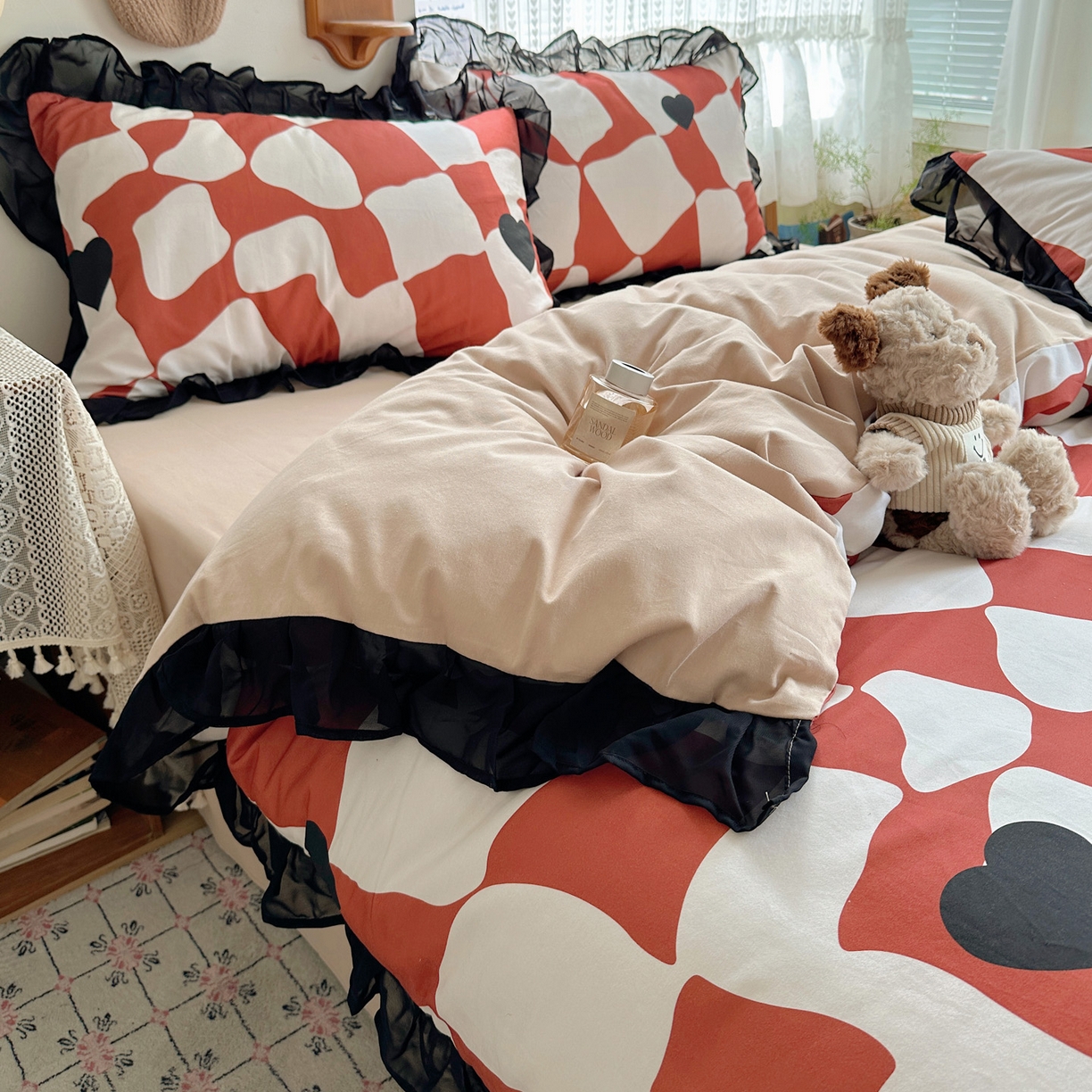 91家纺网 家纺一手货源 找家纺 雅居纺家纺 2025新款全棉纯棉赫本风磨毛蕾丝花边四件套-风格一 宝格丽-红