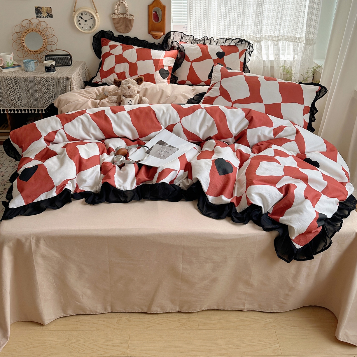 91家纺网 家纺一手货源 找家纺 雅居纺家纺 2025新款全棉纯棉赫本风磨毛蕾丝花边四件套-风格一 宝格丽-红