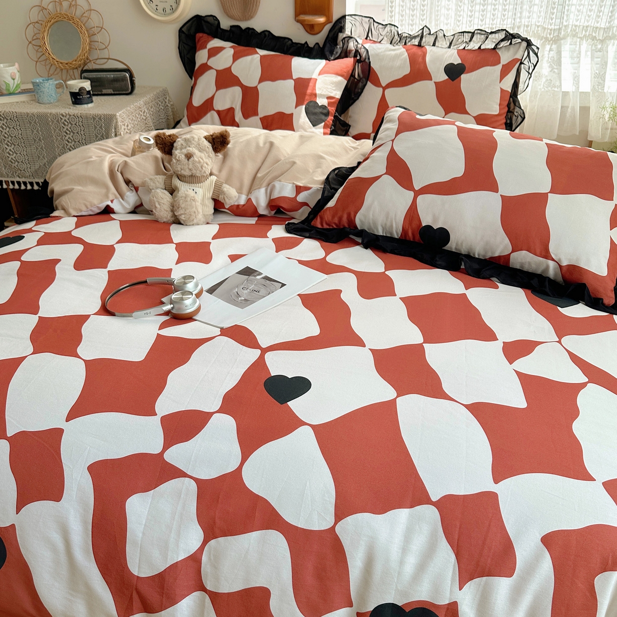 91家纺网 家纺一手货源 找家纺 雅居纺家纺 2025新款全棉纯棉赫本风磨毛蕾丝花边四件套-风格一 宝格丽-红