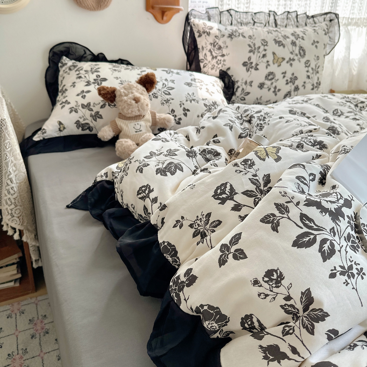 91家纺网 家纺一手货源 找家纺 雅居纺家纺 2025新款全棉纯棉赫本风磨毛蕾丝花边四件套-风格一 蝴蝶花语