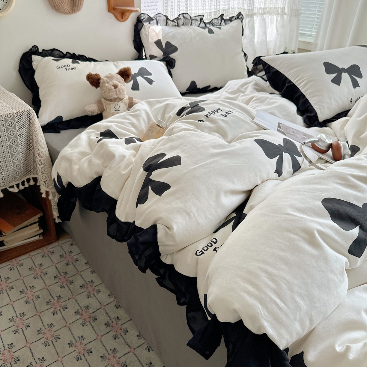 91家纺网 家纺一手货源 找家纺 雅居纺家纺 2025新款全棉纯棉赫本风磨毛蕾丝花边四件套-风格一 快乐蝴蝶结