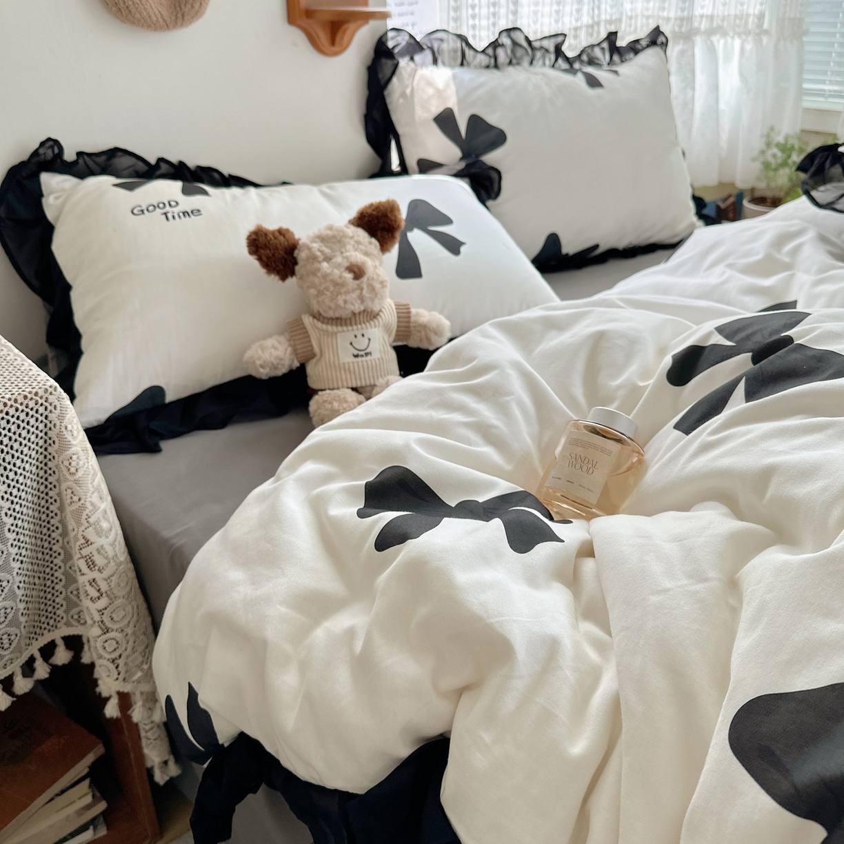 91家纺网 家纺一手货源 找家纺 雅居纺家纺 2025新款全棉纯棉赫本风磨毛蕾丝花边四件套-风格一 快乐蝴蝶结