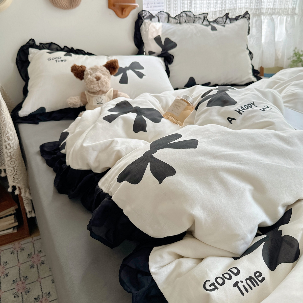 91家纺网 家纺一手货源 找家纺 雅居纺家纺 2025新款全棉纯棉赫本风磨毛蕾丝花边四件套-风格一 快乐蝴蝶结