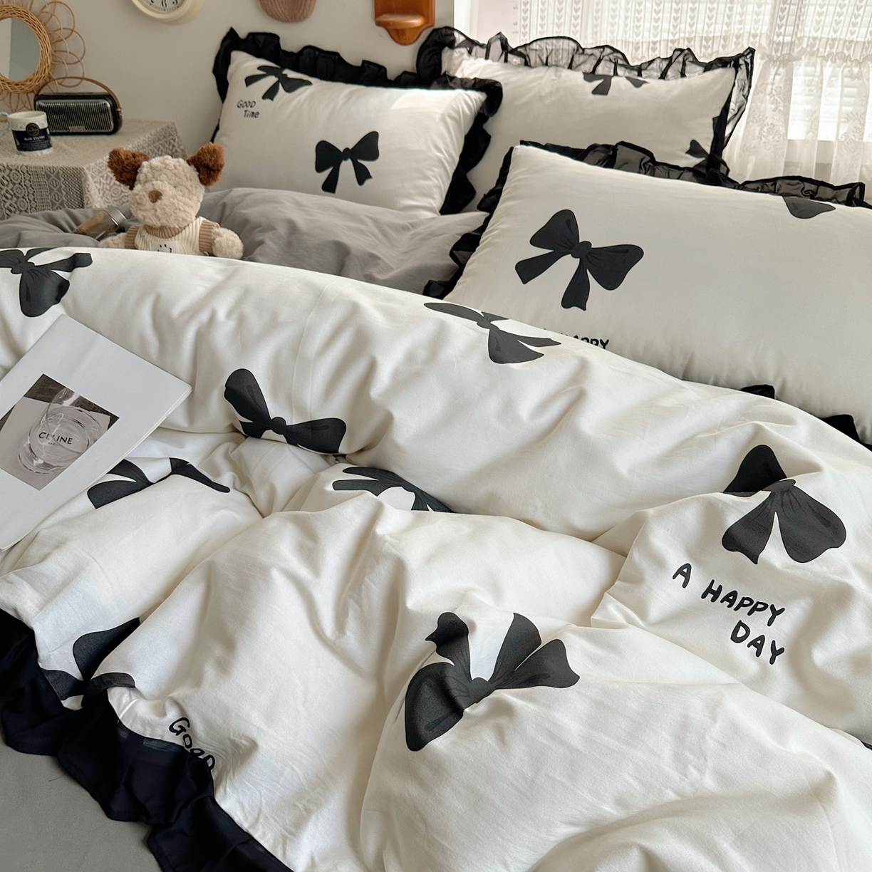 91家纺网 家纺一手货源 找家纺 雅居纺家纺 2025新款全棉纯棉赫本风磨毛蕾丝花边四件套-风格一 快乐蝴蝶结