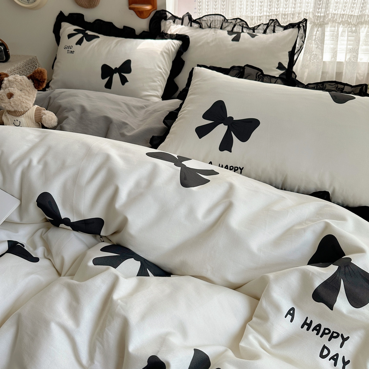 91家纺网 家纺一手货源 找家纺 雅居纺家纺 2025新款全棉纯棉赫本风磨毛蕾丝花边四件套-风格一 快乐蝴蝶结