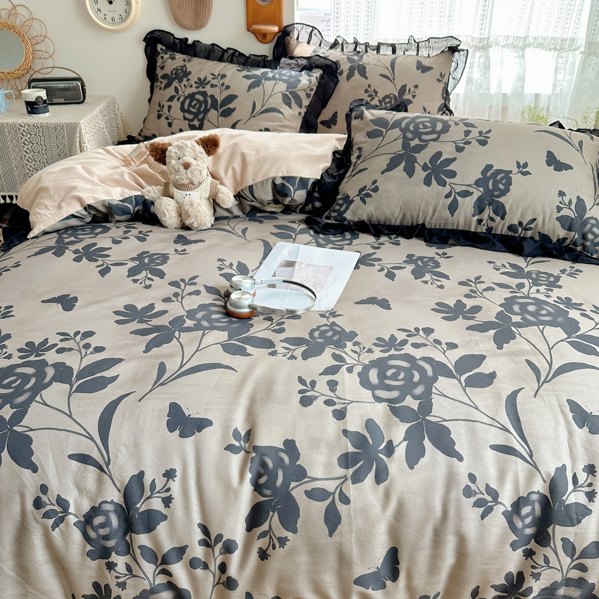 91家纺网 家纺一手货源 找家纺 雅居纺家纺 2025新款全棉纯棉赫本风磨毛蕾丝花边四件套-风格一 水墨玫瑰