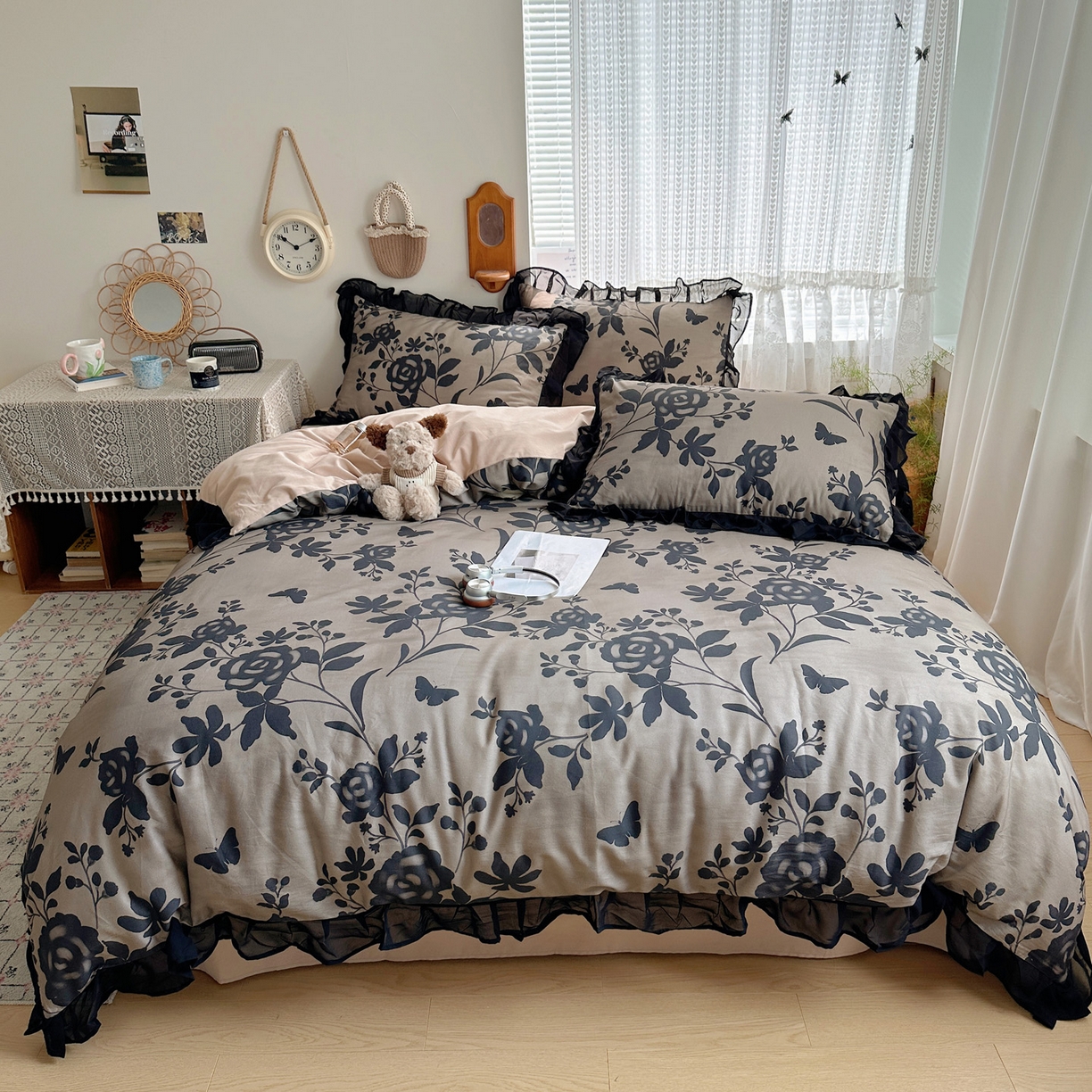 91家纺网 家纺一手货源 找家纺 雅居纺家纺 2025新款全棉纯棉赫本风磨毛蕾丝花边四件套-风格一 水墨玫瑰